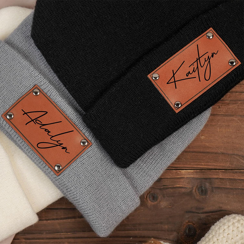 Custom Name Leather Label Knit - Beanie Cuffed Knit recension och pris